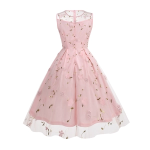 Détail d'une robe rose brodée en tulle pour fille avec fermeture éclair invisible au dos