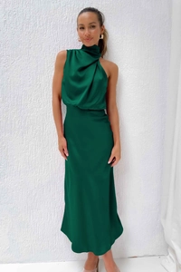 Elegante vestido de satén verde oscuro sin mangas con cuello alto y corte ajustado