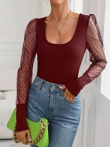 Top aderente rosso vino in maglia a coste con maniche a sbuffo in tulle a pois