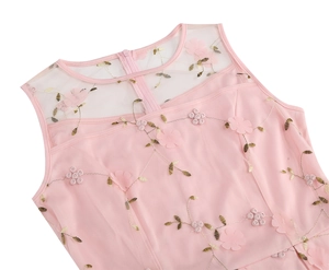 Détail de l'encolure en mesh à fleurs brodées roses avec fil d'or sur robe de fille