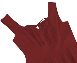 Détail de la robe sans manches bordeaux avec encolure carrée et petit nœud déco