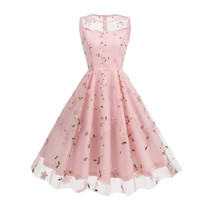 Robe rétro en tulle rose sans manches avec broderie florale et silhouette trapèze