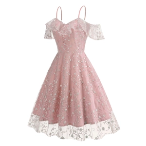 Détail de robe rose clair avec broderie florale, dentelle épaules dénudées et tulle