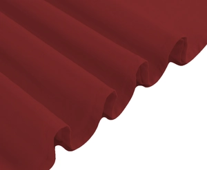 Gros plan détaillé sur la texture du tissu plissé rouge foncé d'une robe sans manches