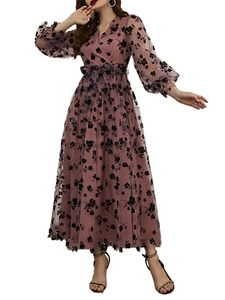Détail de robe vintage rose poudré avec broderie florale noire et manches bouffantes