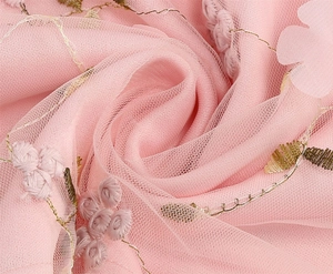 Détails de tulle rose avec broderie florale 3D et accents de feuilles dorées élégantes