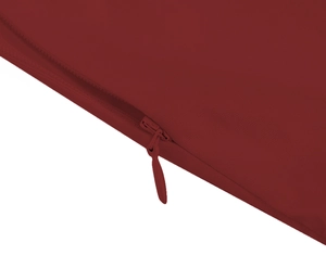 Gros plan sur la fermeture éclair invisible d'une robe rouge foncé en tissu tissé