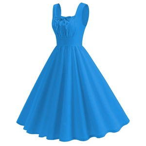 Détail d'une robe bleue sans manches rétro avec décolleté carré et nœud décoratif