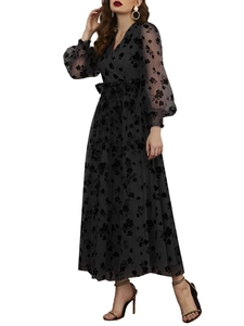 Détail de la robe noire à col en V avec manches en maille florale et nœud à la taille