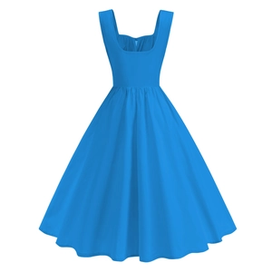 Détail d'une robe trapèze bleu vif avec de larges bretelles et un décolleté carré élégant