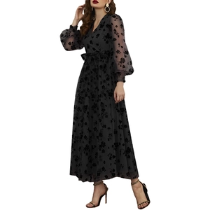Détail d'une robe longue noire à col en V avec broderie florale 3D et manches longues voilées