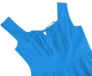 Détail de robe sans manches bleu clair avec décolleté carré et nœud décoratif élégant