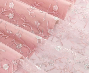 Gros plan détaillé du tissu en tulle rose élégant avec motifs de broderie florale 3D