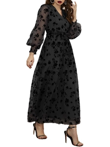 Robe longue noire à manches longues avec flocage floral et col en V sur fond blanc