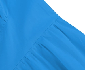 Gros plan sur la texture du tissu et les détails froncés de la robe sans manches bleu