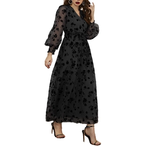 Détail d'une robe maxi noire à manches longues avec flocage floral vintage et décolleté en V