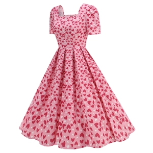 Détail de robe vintage rose à encolure carrée avec imprimé de cœurs rouge et blanc