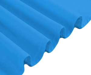 Détail du tissu bleu vif avec texture plissée ondulée et coutures d'ourlet nettes