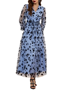 Détails de la maille fleurie bleu clair avec col en V et nœud ajustable à la taille