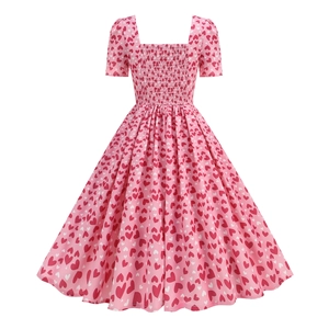 Détail de l'encolure carrée et du buste froncé sur robe rose rétro à cœurs