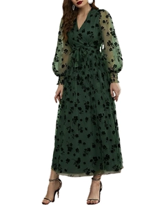 Détail de la robe portefeuille vert foncé élégante à fleurs avec ruban de taille délicat