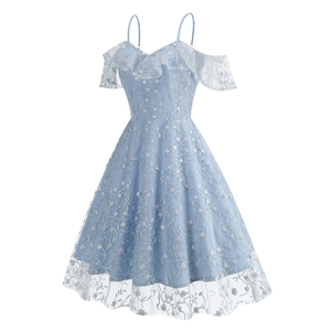 Élégante robe en tulle bleu clair avec broderie florale blanche et fines bretelles en A
