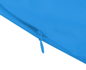 Gros plan d'une robe sans manches bleue avec fermeture éclair invisible et texture du tissu