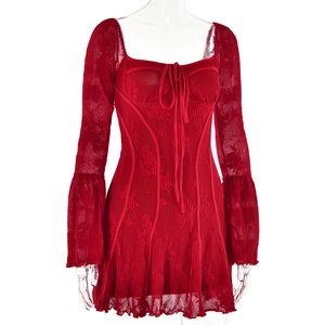 Détail de la mini-robe en dentelle rouge avec texture florale et manches cloches