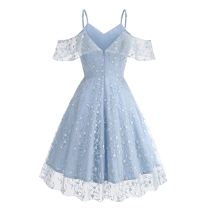 Détail de la robe en tulle bleu clair avec broderie florale blanche et fines bretelles