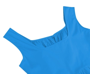 Vue détaillée d'une robe sans manches bleu ciel avec encolure carrée et bords froncés