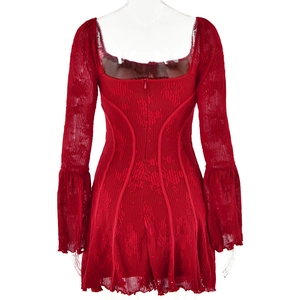 Détail de la robe en dentelle rouge avec manches trompettes et fermeture éclair invisible