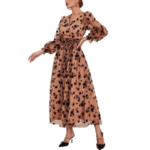 Détail d'une robe longue élégante à col en V, manches bouffantes et imprimé floral