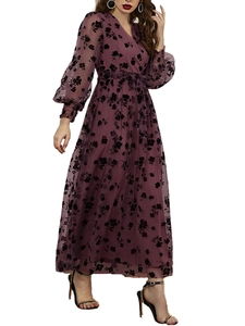 Détail du col en V élégant et de la taille nouée sur robe à fleurs violet foncé