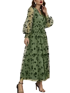 Détail d'une robe maxi vert foncé élégante en tulle fleuri avec manches bouffantes