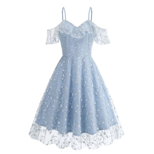 Détail de la robe en tulle bleu clair avec broderie florale blanche et volants délicats