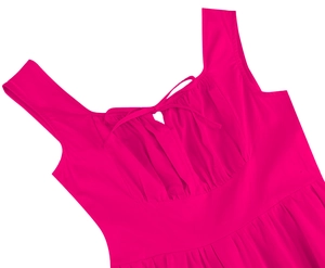 Détail de la robe sans manches rose avec nœud à l'encolure et buste plissé élégant