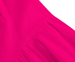Détail du tissu de robe rose fuchsia avec texture plissée et coutures fines
