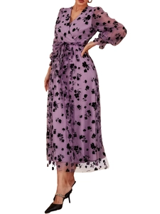 Détail de la robe fleurie violette élégante avec manches en tulle et lien à la taille