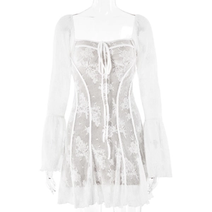 Robe moulante élégante en dentelle blanche avec manches évasées et ourlet à volants