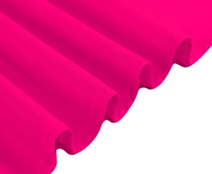 Gros plan sur le tissu rouge rose avec plis drapés et finitions de couture d'ourlet