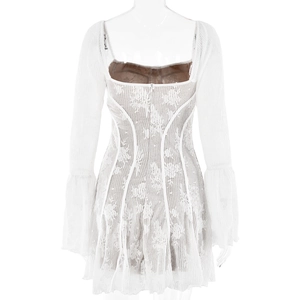 Détail d'une robe en dentelle blanche à manches évasées avec texture florale et corset