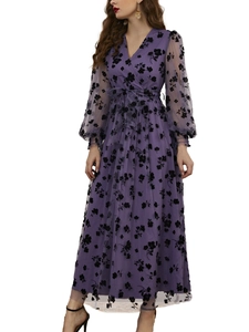 Détail d'une robe violette à col en V avec broderie florale et manches longues en mesh
