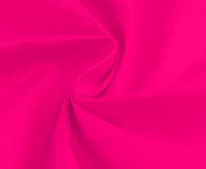 Détail du tissu en maille filet rose vif respirant avec une texture drapée