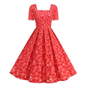 Détail de robe rouge à encolure carrée avec motif de cœurs et jupe plissée vintage