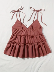 Detailansicht eines rosa Volant-Tops mit verstellbaren Trägern und verspielten Rüschen