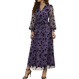 Broderies détaillées et tissu en maille de cette élégante robe longue violette à col V