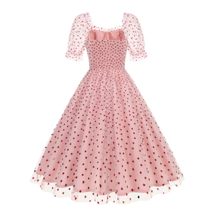 Dettaglio dell'abito rosa da principessa con stampa a cuori e maniche a sbuffo in tulle