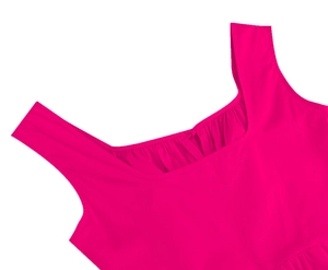 Détail d'une robe sans manches rose fuchsia avec décolleté en U et plis sur le devant