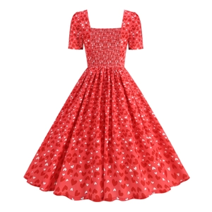 Détail du dos smocké élastique d'une robe vintage rouge à imprimé cœurs et col carré élégant