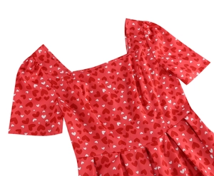 Détail à plat de la robe rouge à imprimé cœur avec col carré et jupe plissée élégante